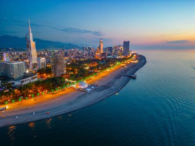 Georgia 'daki Batumi şehir merkezinin gün batımı manzarası
