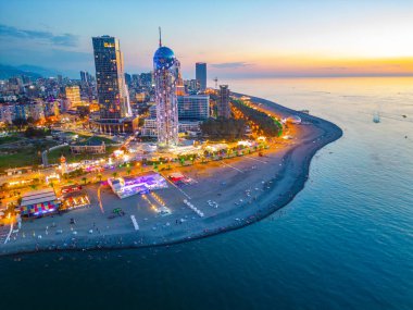 Georgia 'daki Batumi şehir merkezinin gün batımı manzarası