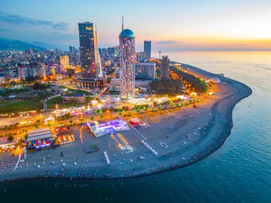 Georgia 'daki Batumi şehir merkezinin gün batımı manzarası