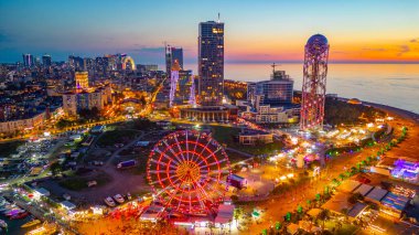 Georgia 'daki Batumi şehir merkezinin gün batımı manzarası