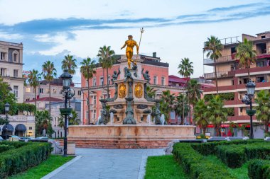 Gürcistan 'da güneşli bir günde Batumi tiyatrosunun önündeki Neptune çeşmesi izlendi