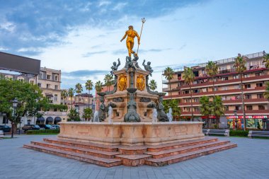 Gürcistan 'da güneşli bir günde Batumi tiyatrosunun önündeki Neptune çeşmesi izlendi