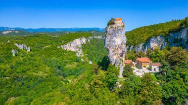 Güneşli bir günde Gürcistan 'da Katskhi Sütunu