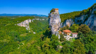 Güneşli bir günde Gürcistan 'da Katskhi Sütunu