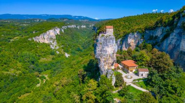 Güneşli bir günde Gürcistan 'da Katskhi Sütunu