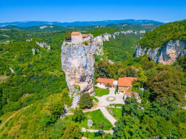 Güneşli bir günde Gürcistan 'da Katskhi Sütunu