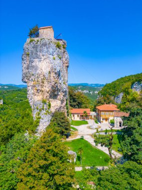 Güneşli bir günde Gürcistan 'da Katskhi Sütunu