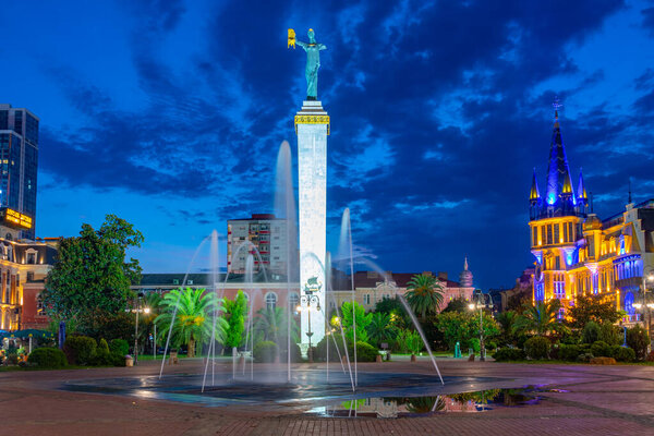 Памятник Медеи в центре Батуми, Грузия
