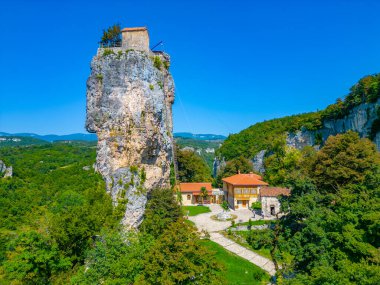 Güneşli bir günde Gürcistan 'da Katskhi Sütunu