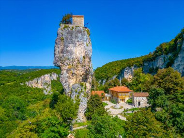 Güneşli bir günde Gürcistan 'da Katskhi Sütunu