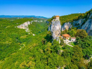 Güneşli bir günde Gürcistan 'da Katskhi Sütunu