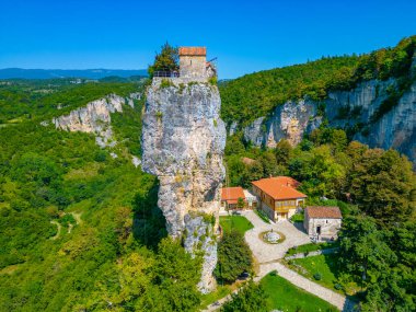 Güneşli bir günde Gürcistan 'da Katskhi Sütunu