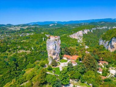 Güneşli bir günde Gürcistan 'da Katskhi Sütunu