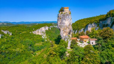 Güneşli bir günde Gürcistan 'da Katskhi Sütunu