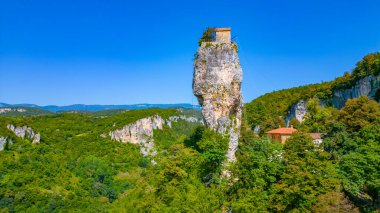 Güneşli bir günde Gürcistan 'da Katskhi Sütunu