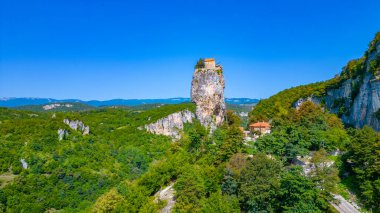 Güneşli bir günde Gürcistan 'da Katskhi Sütunu