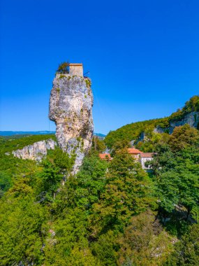 Güneşli bir günde Gürcistan 'da Katskhi Sütunu