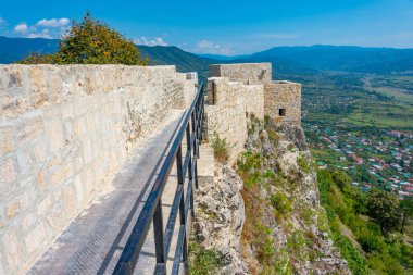 Bir yaz günü Gürcistan 'daki Modinakhe Kalesi