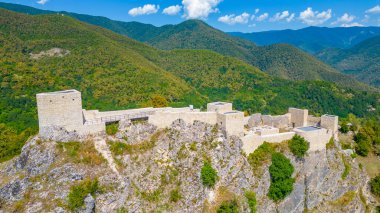Bir yaz günü Gürcistan 'daki Modinakhe Kalesi
