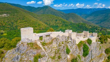 Bir yaz günü Gürcistan 'daki Modinakhe Kalesi