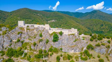 Bir yaz günü Gürcistan 'daki Modinakhe Kalesi