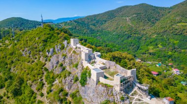 Bir yaz günü Gürcistan 'daki Modinakhe Kalesi