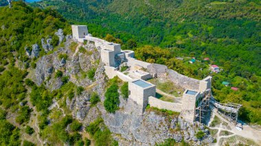 Bir yaz günü Gürcistan 'daki Modinakhe Kalesi