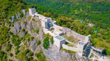 Bir yaz günü Gürcistan 'daki Modinakhe Kalesi
