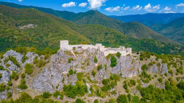Bir yaz günü Gürcistan 'daki Modinakhe Kalesi
