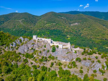 Bir yaz günü Gürcistan 'daki Modinakhe Kalesi