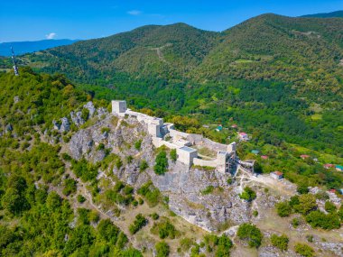 Bir yaz günü Gürcistan 'daki Modinakhe Kalesi