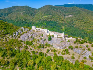 Bir yaz günü Gürcistan 'daki Modinakhe Kalesi