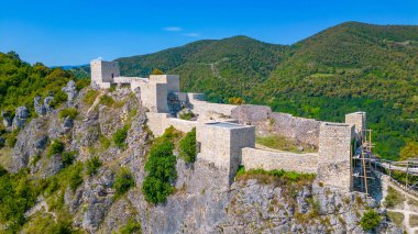 Bir yaz günü Gürcistan 'daki Modinakhe Kalesi