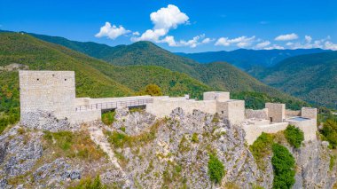 Bir yaz günü Gürcistan 'daki Modinakhe Kalesi
