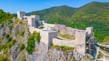 Bir yaz günü Gürcistan 'daki Modinakhe Kalesi