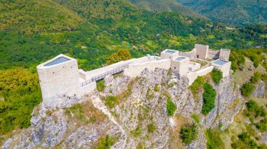Bir yaz günü Gürcistan 'daki Modinakhe Kalesi