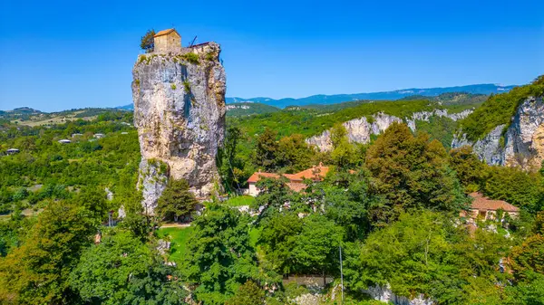 Güneşli bir günde Gürcistan 'da Katskhi Sütunu