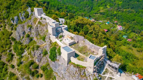 Bir yaz günü Gürcistan 'daki Modinakhe Kalesi