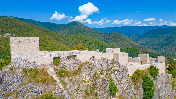 Bir yaz günü Gürcistan 'daki Modinakhe Kalesi