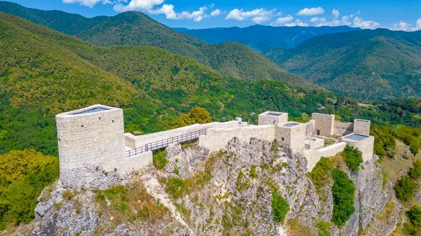 Bir yaz günü Gürcistan 'daki Modinakhe Kalesi