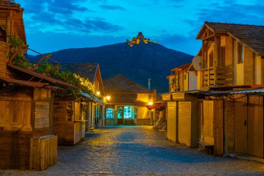 Mtskheta, Georgia 'da bir sokağın gün doğumu manzarası