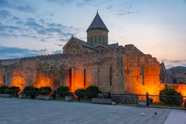 Mtskheta, Georgia 'daki Svetitskhoveli Katedrali' nin gün doğumu manzarası