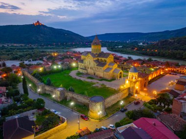 Mtskheta, Georgia 'daki Svetitskhoveli Katedrali' nin gün doğumu manzarası