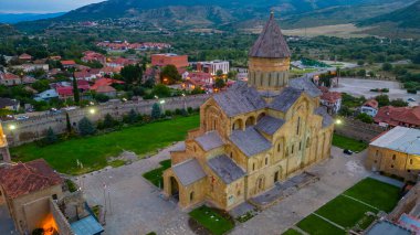 Mtskheta, Georgia 'daki Svetitskhoveli Katedrali' nin gün doğumu manzarası