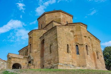 Jvari Manastırı Gürcistan 'da güneşli bir günde
