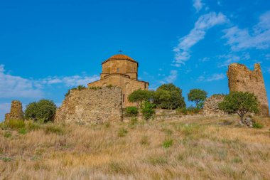 Jvari Manastırı Gürcistan 'da güneşli bir günde