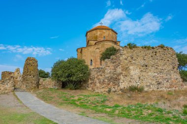 Jvari Manastırı Gürcistan 'da güneşli bir günde