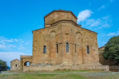 Jvari Manastırı Gürcistan 'da güneşli bir günde