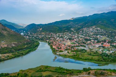 Mtskheta 'nın Gürcistan' daki Mtkvari ve Kura nehirlerinin kesişimindeki manzarası