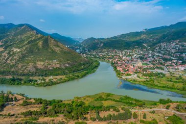 Mtskheta 'nın Gürcistan' daki Mtkvari ve Kura nehirlerinin kesişimindeki manzarası